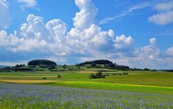 Vor einem Sommergewitter Ende Juni türmen sich die Wolken über den Feldern zwischen Ringingen und Salmendingen.  FOTO: KARLIN