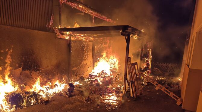 Dieser Carport in Dettingen ist am Neujahrsmorgen in Brand geraten.