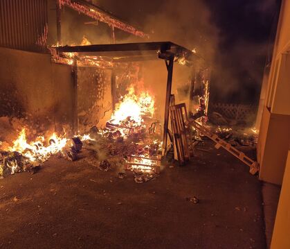 Dieser Carport in Dettingen ist am Neujahrsmorgen in Brand geraten.