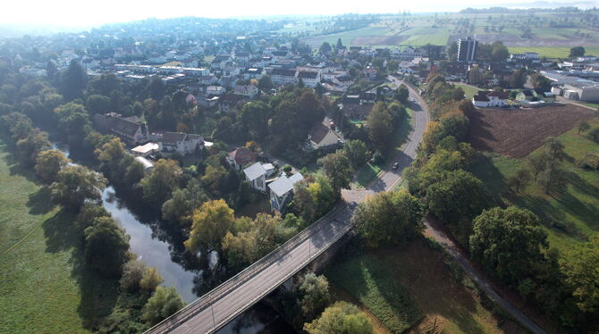 In der Pliezhäuser Straße in Oferdingen werden die Kanäle erneuert. Dazu wird die Ortsdurchfahrt bis Frühjahr 2026 gesperrt.