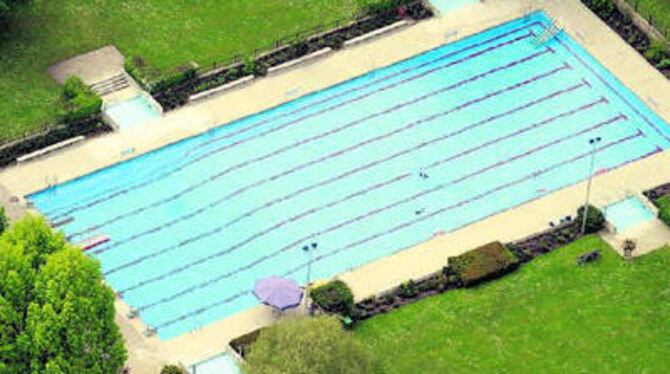 Freie Bahn für Schwimmer: Übliches Bild vom Pfullinger Freibad in der diesjährigen Hochsaison.
FOTO: REISNER