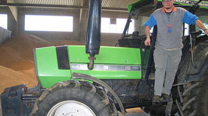 Gerd Unmuth, Landwirt aus Wilsingen, liefert Weizen im Lagerhaus auf der Haid ab. Doch so richtig kann er sich über das Ergebnis monatelanger Arbeit nicht freuen. Neben den Wetterkapriolen machen auch hohe Energiekosten den Bauern zu schaffen.
FOTO: GENTILE