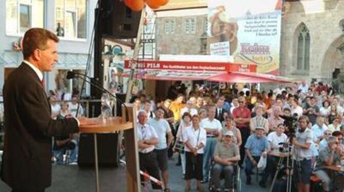 Auf dem Reutlinger Marktplatz forderte Ministerpräsident Günther Oettinger die CDU-Anhänger auf, zur Wahl zu gehen.
FOTO: TRINKHAUS