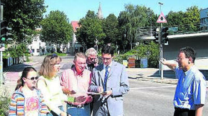 Ortstermin am Lindachknoten: In den Stoßzeiten stehen Autoschlangen hier. Die CDU-Fraktion sinnt auf Abhilfe; im Bild von rechts die Stadträte Rainer Löffler, Karsten Amann, Andreas vom Scheidt, Werner Haussmann und Gabriele Gaiser samt Tochter Sylvia. 
GEA-FOTO: HD