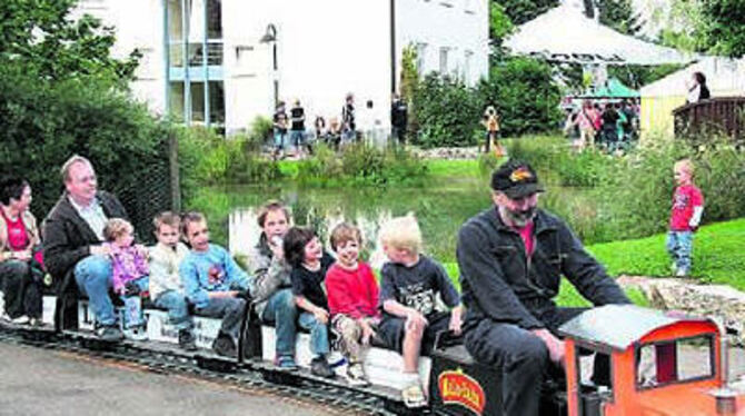 Mit der Mini-Eisenbahn der Hülbener Hüle entlang: Diese Attraktion kommt bei den Kindern immer gut an. Und mancher Erwachsene fährt auch gern mit, wie man sieht. 
FOTO: MAR