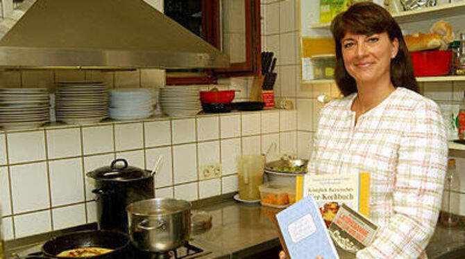 Die Küche hat viele Reize: Die Autorin Annette Epp lädt mit ihren Büchern zum Nachkochen und Nachlesen ein.
FOTO: NIETHAMMER