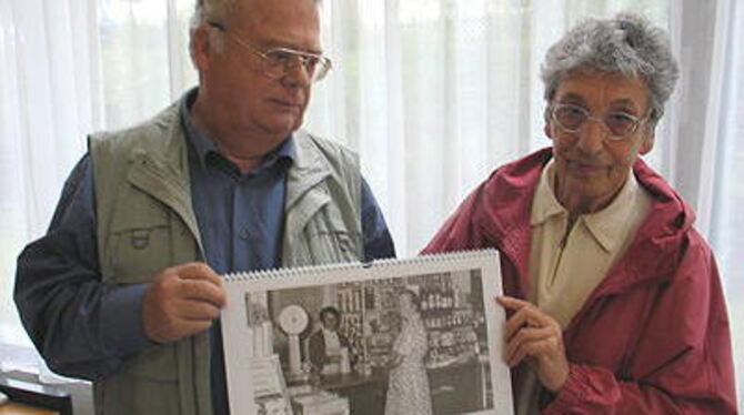 Marianne Leibfritz hat die Bilder für den Undinger Jubiläumskalender ausgesucht. Gern zeigt sie mit Ortsvorsteher Helmut Kratzer die Szene aus Julie Betz Laden.
GEA-FOTO: OEL