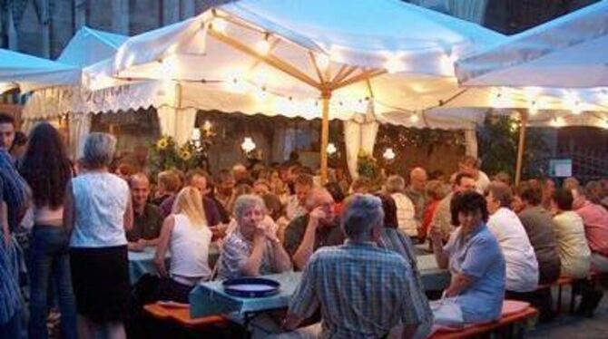 Die Attraktion hat sich etabliert: Das Weindorf lockt unterdessen im Schnitt 100 000 Besucher an die Marienkirche.
ARCHIV-FOTO: GEA