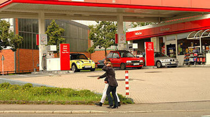 Wer bei den hohen Preisen keine Lust mehr aufs Tanken und die Fahrt im eigenen Auto hat, geht einfach zu Fuß.
GEA-FOTO: USCHI PACHER