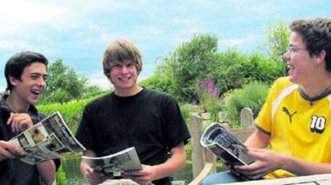 Noch in der Schule, aber schon Chefredakteur: Felix Dachsel, Matthias Eberspächer und Sören Binder (von links nach rechts) stecken einen großen Teil ihrer Freizeit in die Arbeit an der Schülerzeitung »Spongo«.
GEA-FOTO: IWA