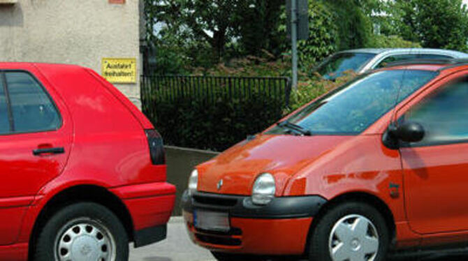 Eingeparkt oder nicht? Ob der rote Golf die Lücke unbeschadet verlassen kann, ist fraglich.
GEA-FOTO: PACHER