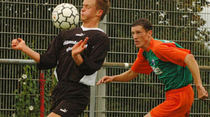 Das Tor von Michael Eisenblätter (links) zum 1:1 reichte nicht. Am Ende unterlag der TBK gegen Illertissen mit 1:3. Es war die dritte Niederlage im dritten Spiel.
GEA-FOTO: PACHER