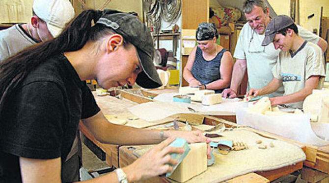 Ausbildung und mehr bei Pro Labore: Schreinermeister Herbert Schweiker zeigt, wie man Holz fachkundig bearbeitet.
GEA-FOTO: PACHER