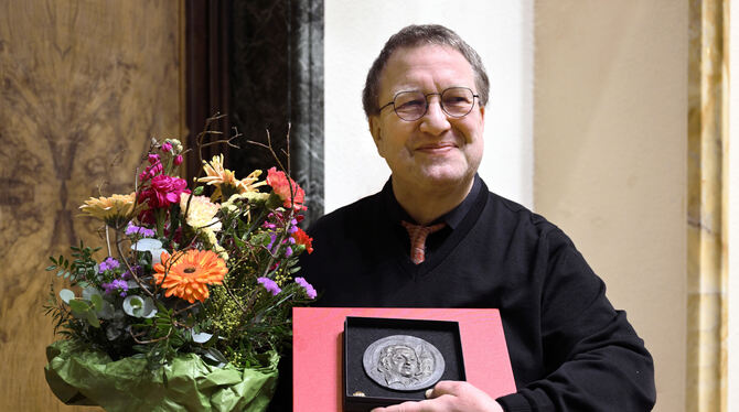 Der Tübinger Kirchenmusikdirektor Ingo Bredenbach wurde von Oberbürgermeister Boris Palmer mit der Hölderlin-Plakette ausgezeich