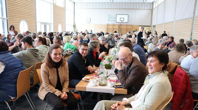 Volles Haus in Gomadingens Sternberghalle mit Bonita Grupp (vorne links) und Kreisvorsitzende der Landfrauen Pia Münch ganz vorn