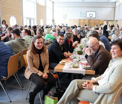 Volles Haus in Gomadingens Sternberghalle mit Bonita Grupp (vorne links) und Kreisvorsitzende der Landfrauen Pia Münch ganz vorn