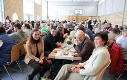 Volles Haus in Gomadingens Sternberghalle mit Bonita Grupp (vorne links) und Kreisvorsitzende der Landfrauen Pia Münch ganz vorn