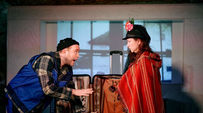 der tatortreiniger liske taoussanis tonne theater szene foto armbruster Seltsame Tätigkeit mit seltsamen Begegnungen: David Liske (links) und Chrysi Taoussanis in »Der Tatortreiniger«.