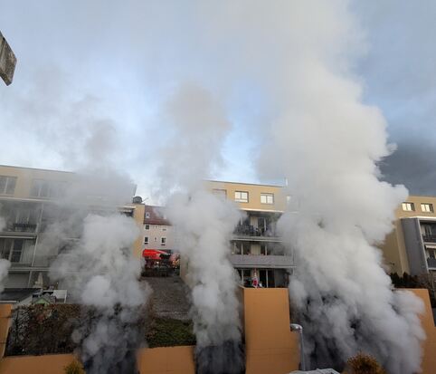 Starke Rauchentwicklung bei dem Feuer in der Tiefgarage der Pfullinger Hermannstraße.