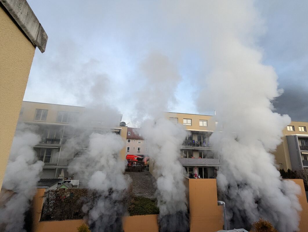 Starke Rauchentwicklung bei dem Feuer in der Tiefgarage der Pfullinger Hermannstraße.