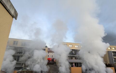 Starke Rauchentwicklung bei dem Feuer in der Tiefgarage der Pfullinger Hermannstraße.