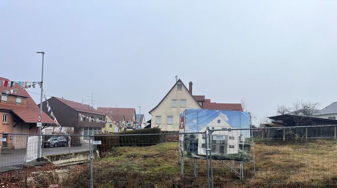 Aktuell wird das Grundstück in der Sickenhäuser Hohenstaufenstraße von einem Bauzaun umrahmt. Anwohner fragen sich: Wann geht's