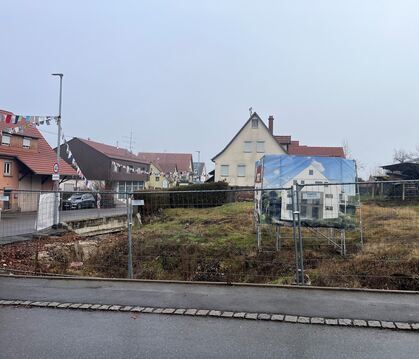 Aktuell wird das Grundstück in der Sickenhäuser Hohenstaufenstraße von einem Bauzaun umrahmt. Anwohner fragen sich: Wann geht's 