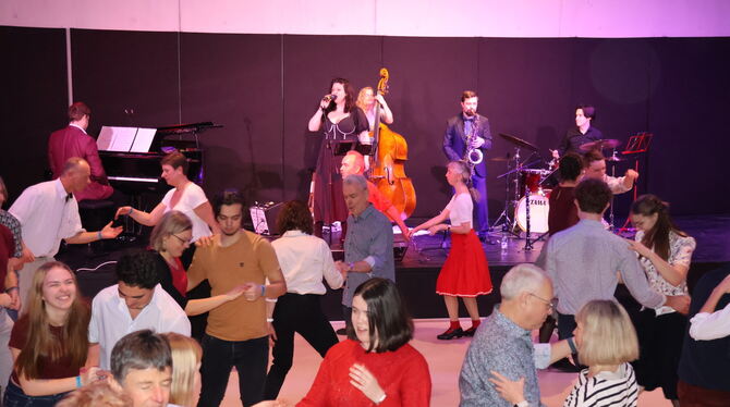 Lindy Hop zu Livemusik - ein seltenes, großartiges Erlebnis im Pfullinger Kulturhaus.