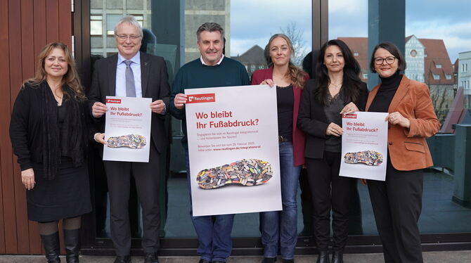 Jeyan Chalak, Erster Bürgermeister Robert Hahn, Dusan Vesenjak, Elisabeth Grüner, Dilek Kämmerle und Sultan Plümicke stellen die