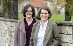 Ulrike Bast (links) und Esther Auer freuen sich auf die Arbeit in der Belsener Kirchengemeinde.