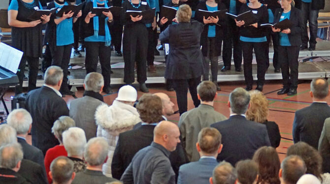 Volles Haus beim Neujahrsempfang Münsingen in der Alenberghalle: Die MünSingers sorgten für den musikalischen Rahmen.  FOTO: LEN