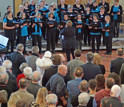 Volles Haus beim Neujahrsempfang Münsingen in der Alenberghalle: Die MünSingers sorgten für den musikalischen Rahmen.  FOTO: LEN