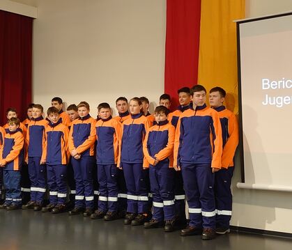 Augen links: Die Hohensteiner Jugendfeuerwehr kann sich sehen lassen.  FOTO: WURSTER