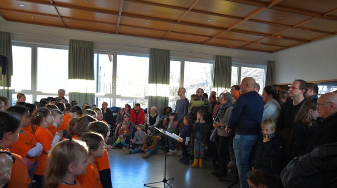 Viele Mähringer trafen sich am Sonntagnachmittag im Gemeindehaus. FOTO: SCHERTLIN