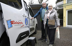 Betreutes Fahren mit dem Bürgermobil: Eberhard Hohloch hilft Waltraud Geiger ins Auto.