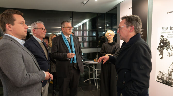 Besuch in Grafeneck: Thomas Stöckle (rechts) führte Thomas Strobl, Michael Donth und seine Begleiter durchs Dokumentationszentru