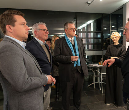 Besuch in Grafeneck: Thomas Stöckle (rechts) führte Thomas Strobl, Michael Donth und seine Begleiter durchs Dokumentationszentru