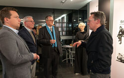 Besuch in Grafeneck: Thomas Stöckle (rechts) führte Thomas Strobl, Michael Donth und seine Begleiter durchs Dokumentationszentru