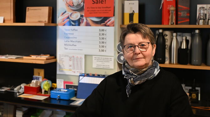 Sieglinde Schairer in ihrem Geschäft in der Pfullinger Innenstadt.