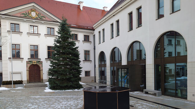 Der Kleine Schlossplatz erstrahlt in neuem Glanz, nur der historische Brunnen ist noch in der Werkstatt.  FOTO: WURSTER