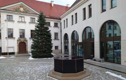 Der Kleine Schlossplatz erstrahlt in neuem Glanz, nur der historische Brunnen ist noch in der Werkstatt.  FOTO: WURSTER