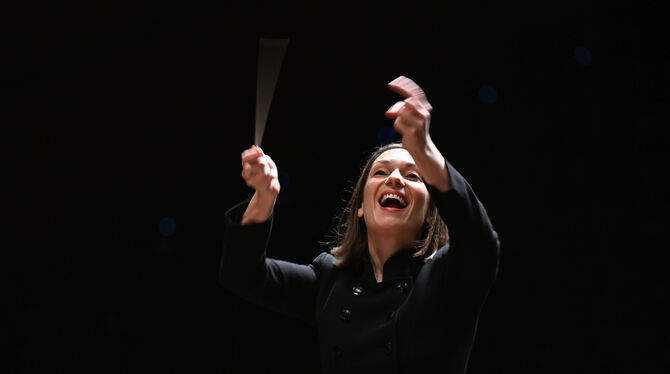 Ariane Matiakh beim Reutlinger Neujahrskonzert 2023 der Württembergischen Philharmonie.