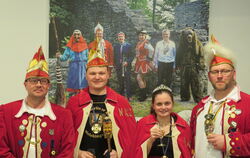 Von links: Narrenschreiber Michael Pfahler, Prinz Johannes, Prinzessin Nica und Narrenpräsident Stefan Kürsammer.  FOTO: BARTH