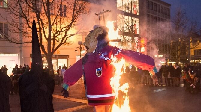 Ende der Fasnet: Ein Schandele geht in Flammen auf.  FOTO: GERLINDE TRINKHAUS