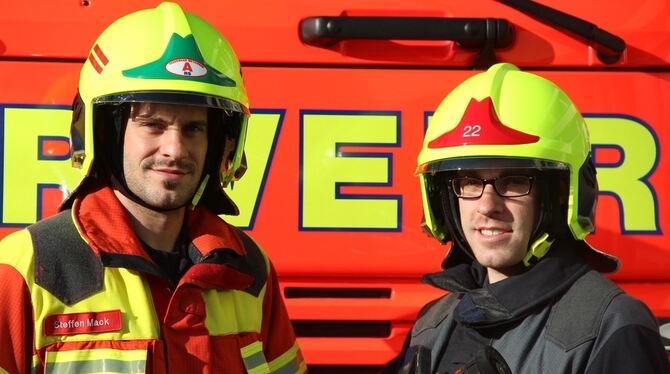 Stefan Göppinger von der Feuerwehr Eningen (rechts) und Steffen Mack von der Feuerwehr Metzingen mit den neuen Feuerwehrhelmen.