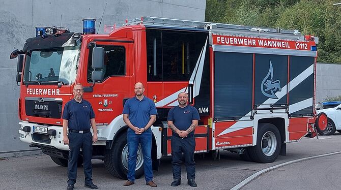 Wannweils  Kommandant Frank Herrmann (links) und sein Stellvertreter Lars Kleeblatt (rechts) mit Bürgermeister Dr. Christian Maj