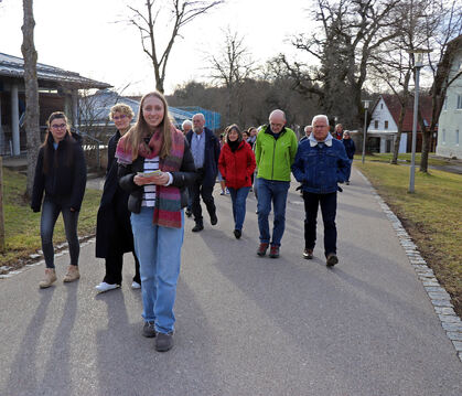 Lotta Brockel führt als Jugendguide Besucher durch Grafeneck.