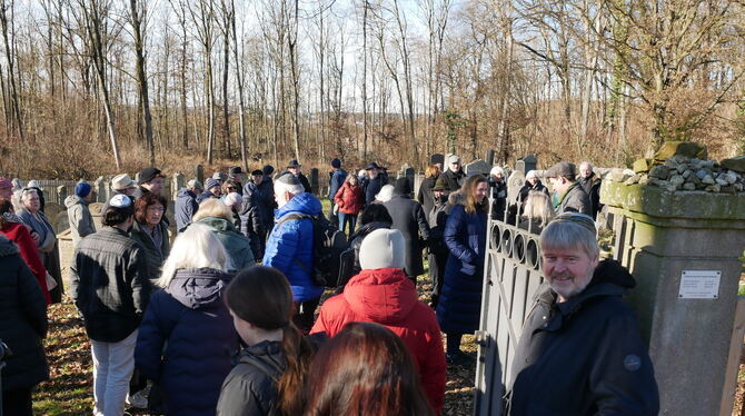 Werner Kemmler (rechts) empfing am Sonntag die Besucherinnen und Besucher auf dem Wankheimer jüdischen Friedhof als Vorsitzender