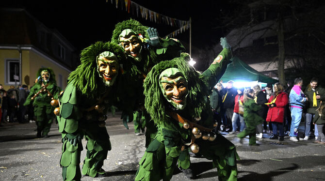 Bei Nacht sind die Maskenträger noch gruseliger.