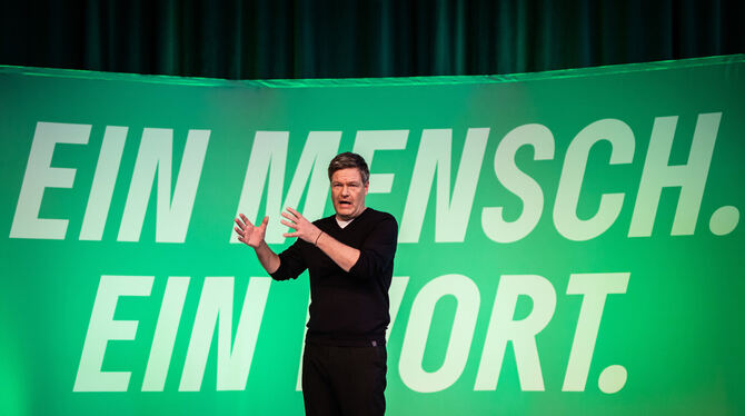 Der Kanzlerkandidat der Grünen, Robert Habeck, spricht bei einer Wahlkampftveranstaltung in der Carl Benz Arena zu Gästen und Pa